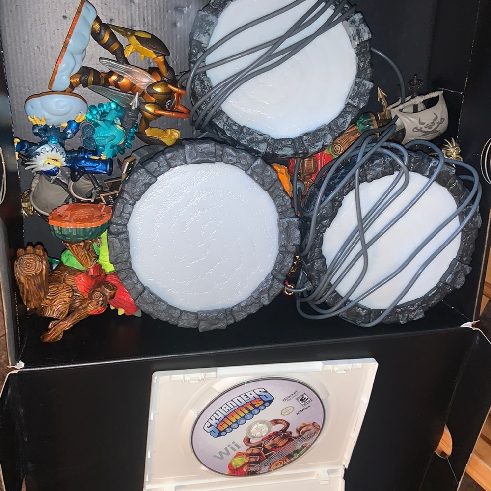 Wii SkyLanders game with characters
